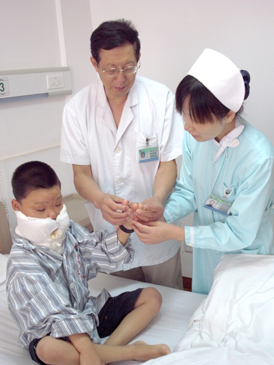上海455医院整形外科专家接力救治瑞金烧伤儿
