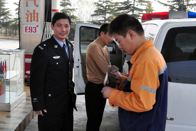 上海市公安局奉贤分局刑警张文忠(左)在外地追捕逃犯.