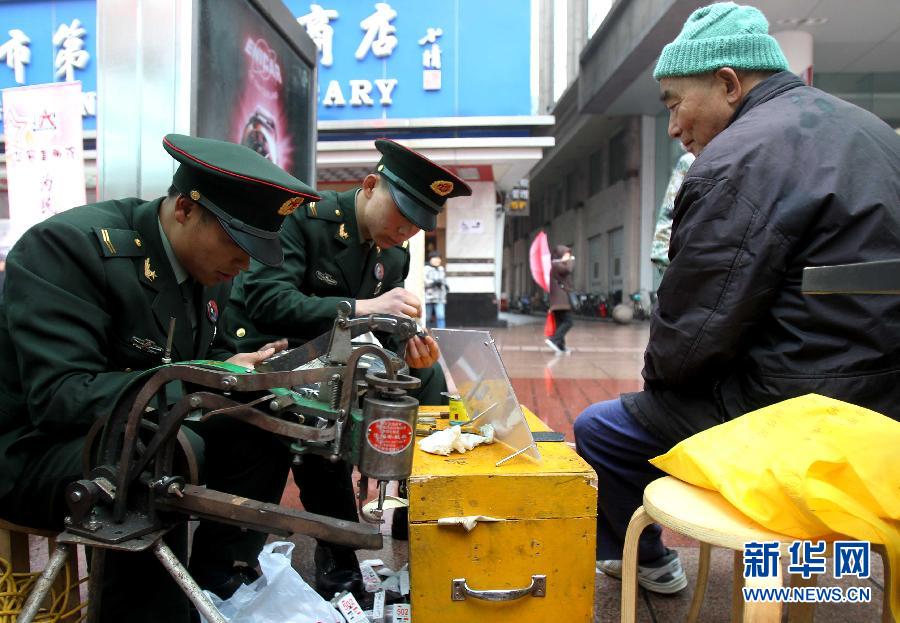 上海:南京路上学雷锋 为民服务三十载