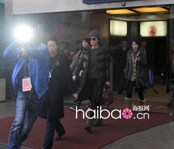 周迅姚晨王菲 明星街拍穿着依然黑旋风!_新华