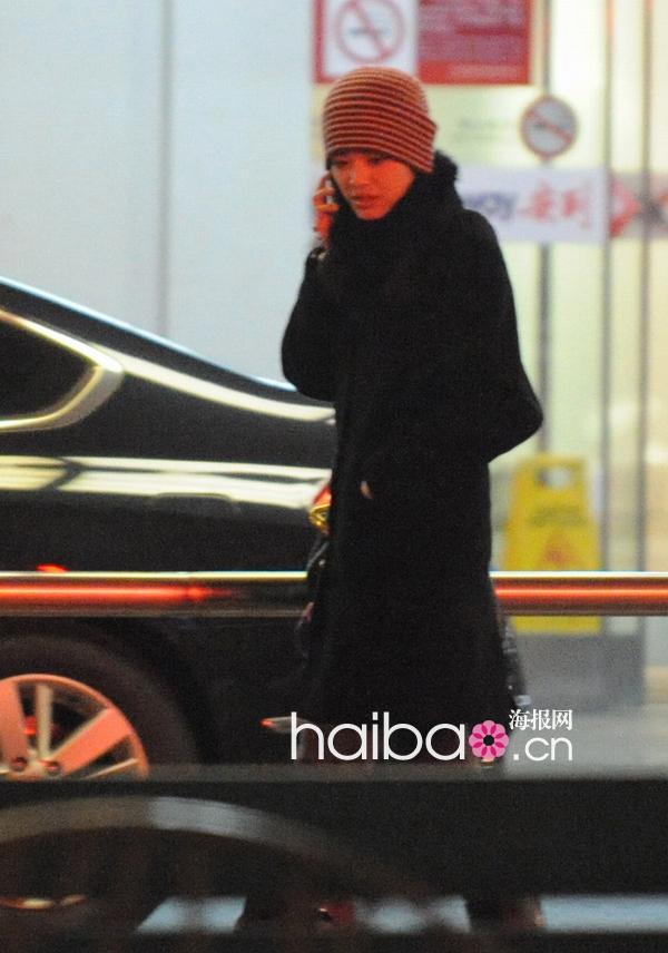 周迅姚晨王菲 明星街拍穿着依然黑旋风!_新华