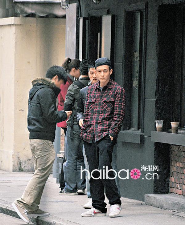 周迅姚晨王菲 明星街拍穿着依然黑旋风!