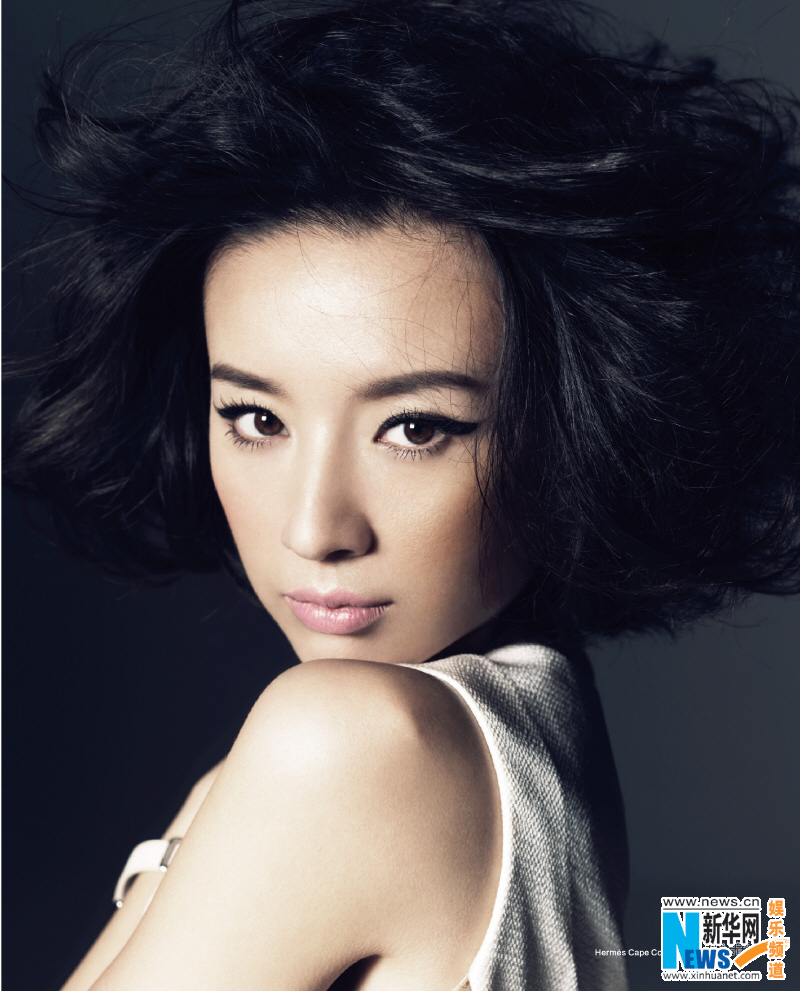 高清:董洁朋克造型登封面 波浪头烟熏妆复古惊