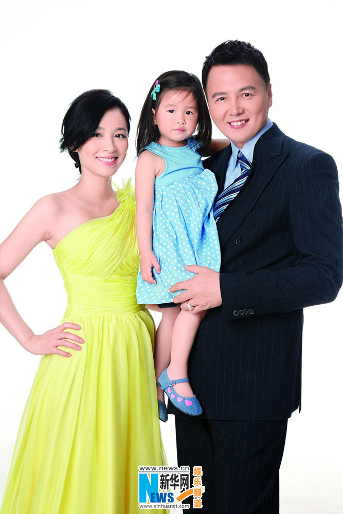 <em>张庭</em>全家福登封面 <em>儿子</em>半岁胖嘟嘟<em>女儿</em>叼奶嘴