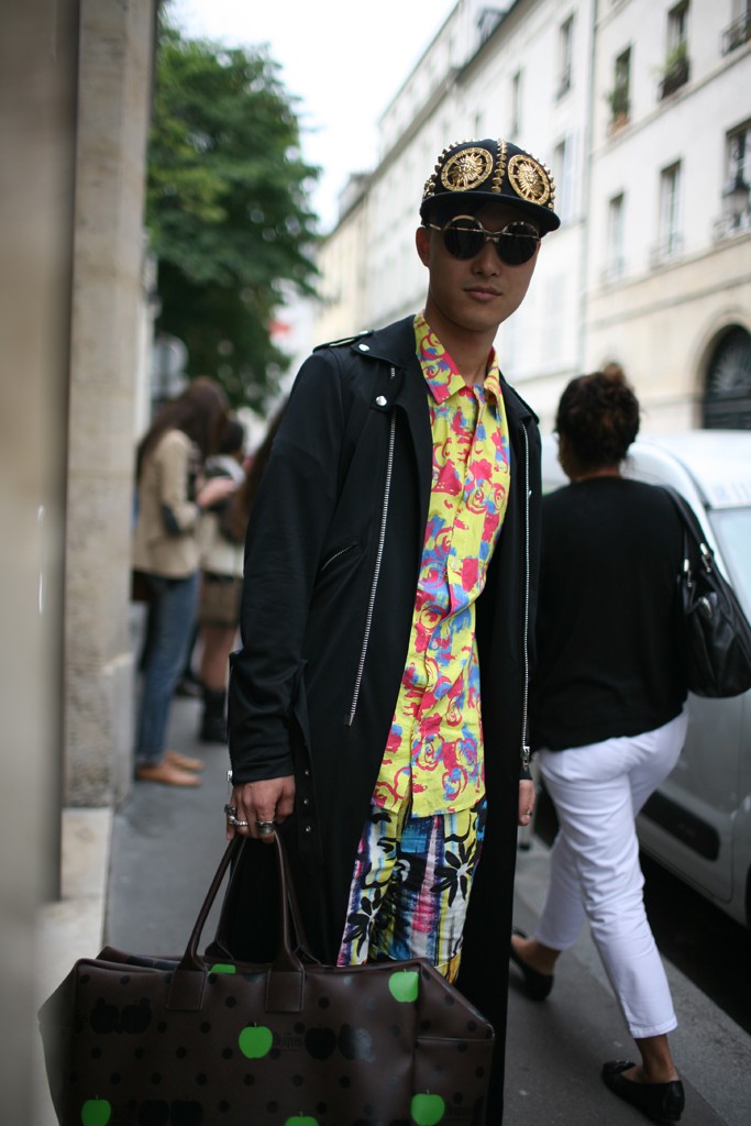 巴黎男装周街拍 拼 色 成风 人人 都是小清新(图)_