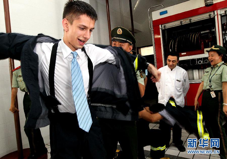 （社会）（2）上海开展涉外小区消防演练