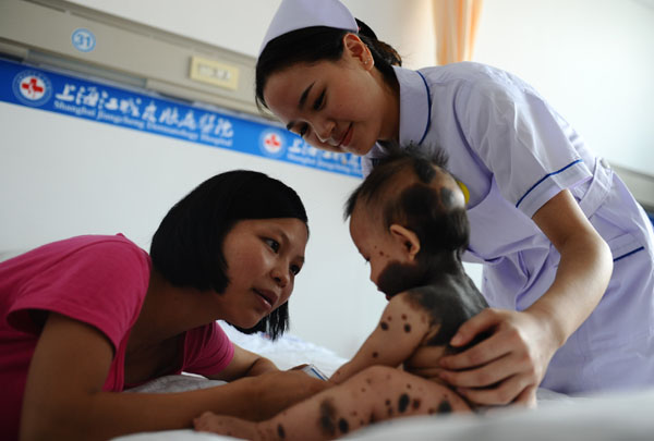 6个月<em>熊猫女婴</em>沪上求医 上海各界爱心潮涌 新