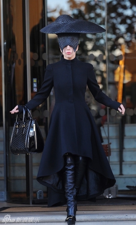 Gaga再曝光新造型 黑草帽连面具模仿蝙蝠侠