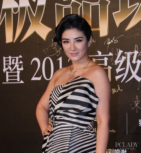 年末狂欢派对季 速学女星复古造型抢镜_新华网