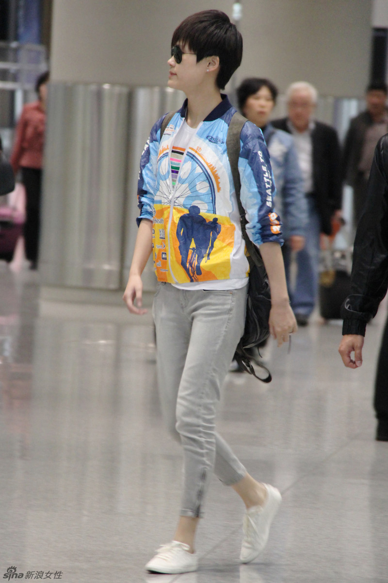 吴佩慈 范冰冰李宇春  酷感运动装称霸街头_新华