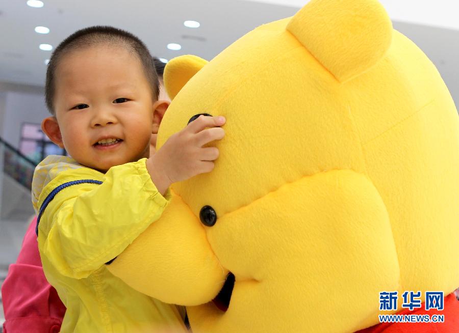 上海:陪小病友过六一 共绘我心中的儿童医院