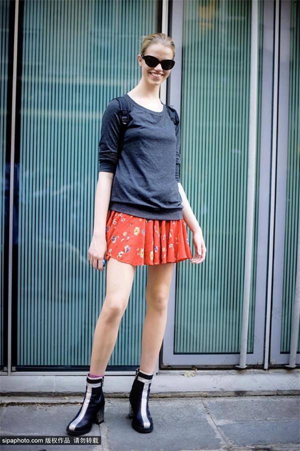 夏日长腿少女搭配法:纯棉T+超短裙