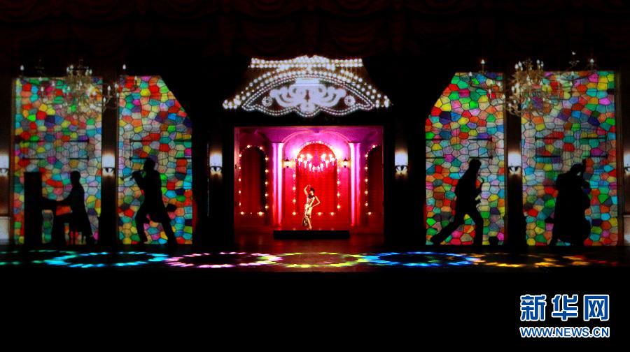 上海老码头上演3D舞蹈灯光秀
