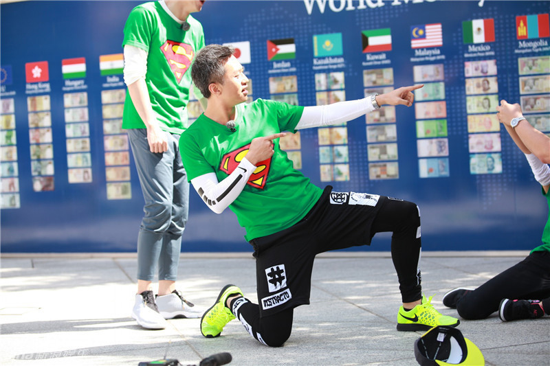 组图:《奔跑吧兄弟》邓超卖萌变装样样通_新华