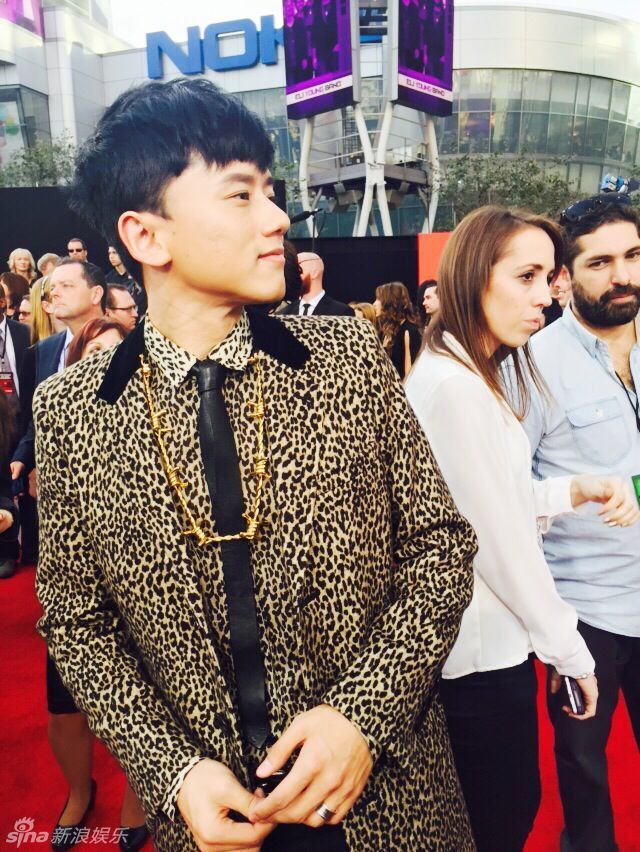 组图:张杰亮相全美奖 粉丝接机豹纹装走红毯