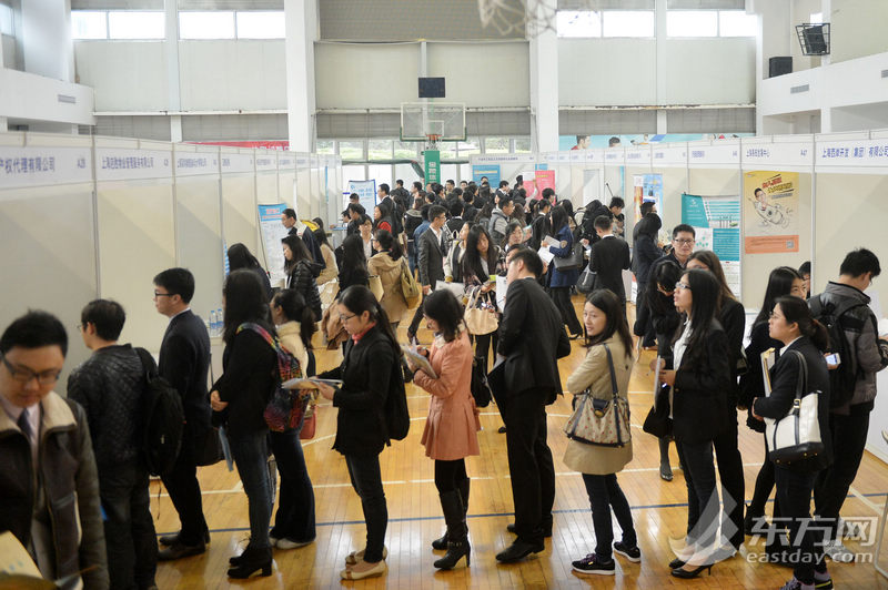 复旦大学举行综合性招聘会 媒体企业前人气足
