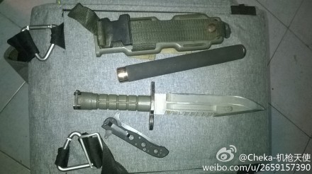 男子挑衅上海地铁安检 带刀进站后微博自拍直