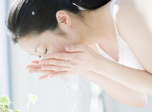 冬季到底如何正确洗脸? 警惕洗脸的五大误区 