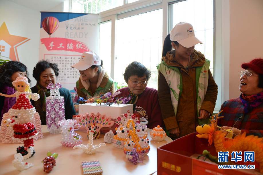 上海首个规范化社区志愿服务中心在闸北落成