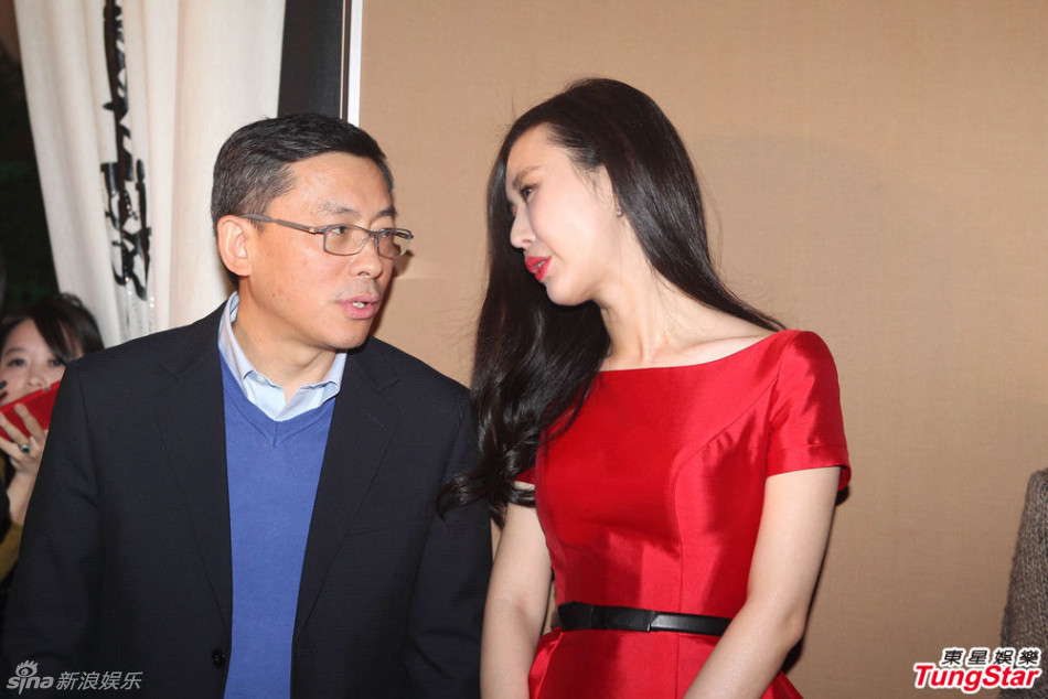 田朴珺红裙妩媚现身派对 从未想过和王石结婚