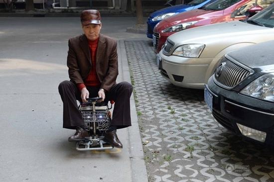 60岁上海爷叔花1500元造迷你汽车 回头率100%