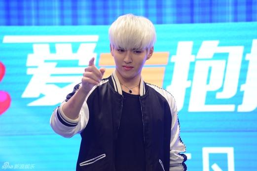 <em>吴亦凡</em>近期<em>白发</em>造型疑将客串周星驰新片《美人
