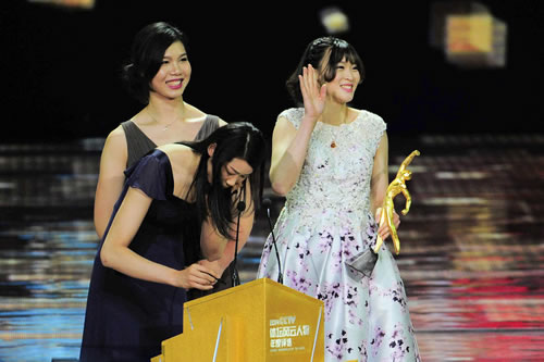 中国女子排球队获最佳团队奖 登台领奖高挑可