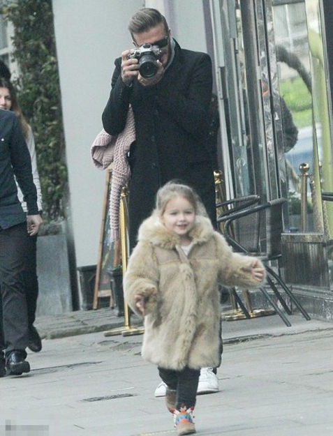 贝克汉姆带小七街拍尽显父爱[高清大图] 新华