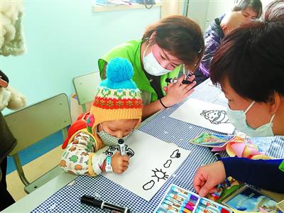 儿童医院小白菜:志愿者用歌声和画笔陪孩子过