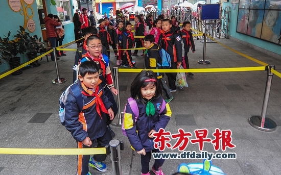 中小学在冰雨中开学 千名交管为427所学校护校