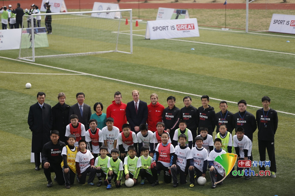 威廉王子访沪观摩中国学生踢足球 亲自示范踢