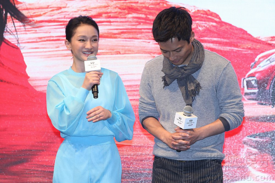 周迅与老公贴面Kiss 昵称对方Superman