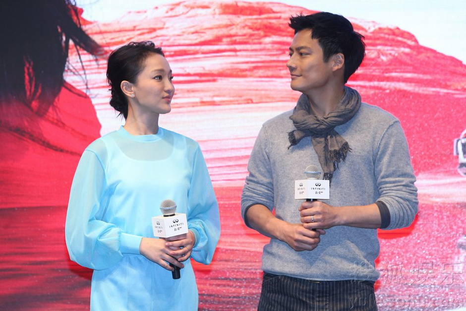 周迅与老公贴面Kiss 昵称对方Superman