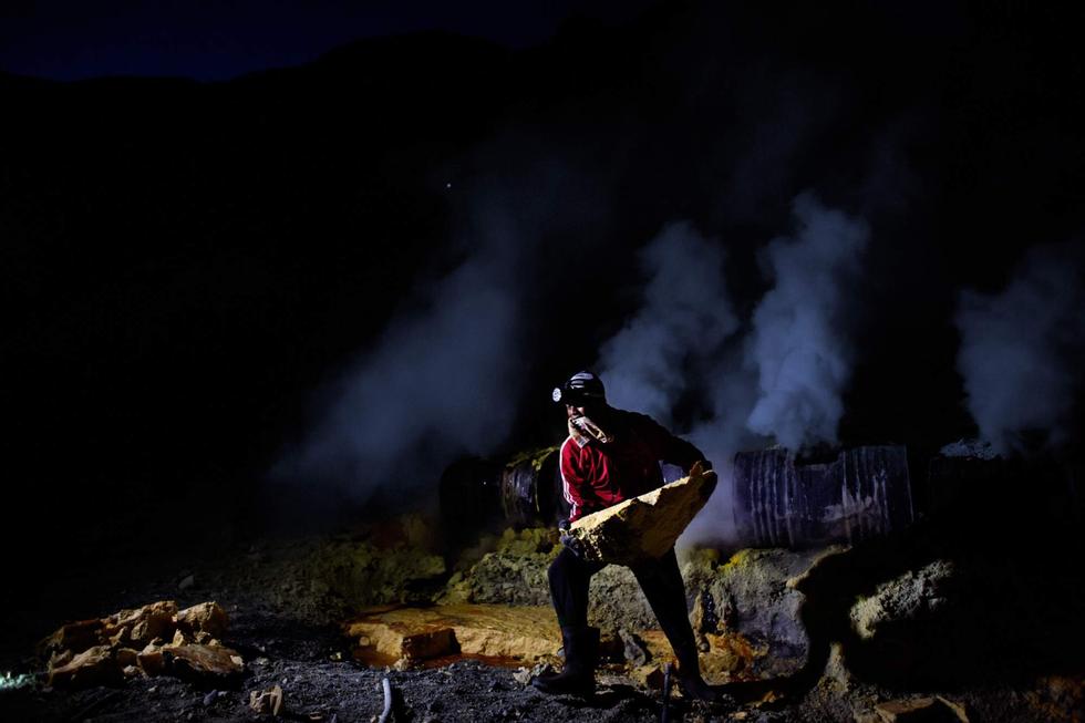 摄影师跟拍矿工火山口冒险采硫磺