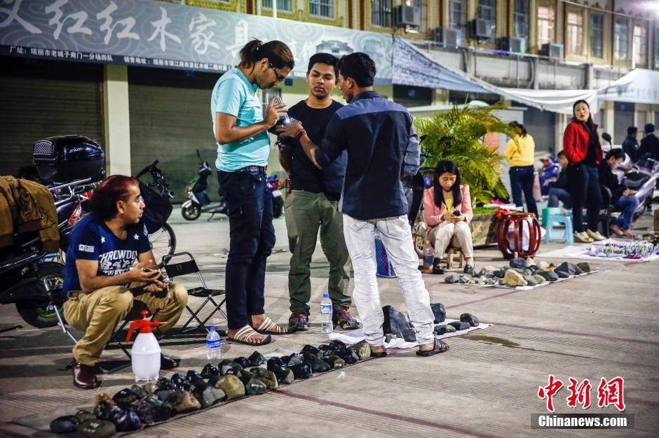 【图刊】中国珠宝城里的缅甸商人