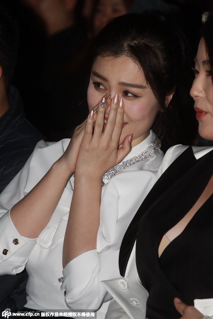 刘翔爱妻葛天《封门诡影》记者会秀美腿_新华