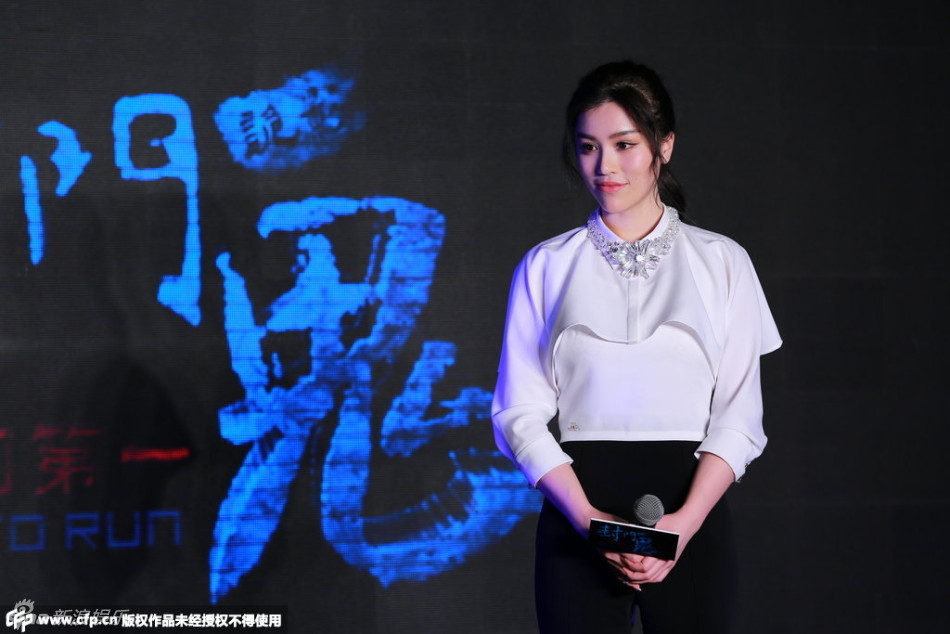 刘翔爱妻葛天《封门诡影》记者会秀美腿_新华