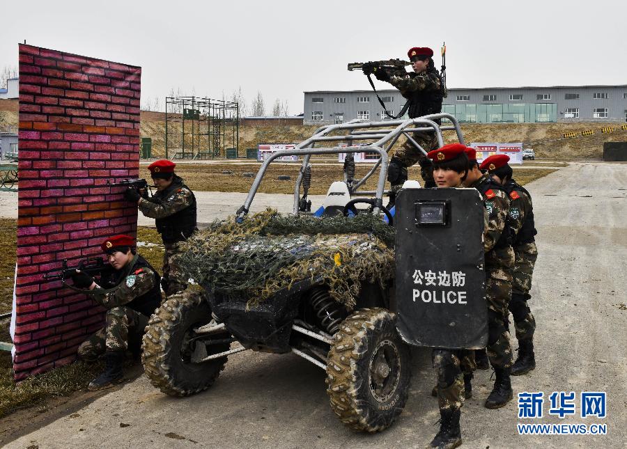 中国公安边防首支女子特勤队成立 佩戴红帽