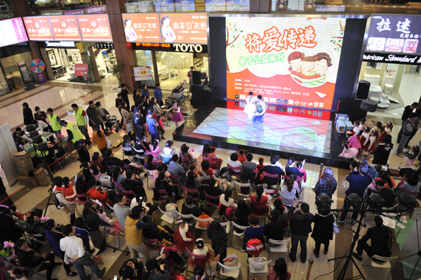 捐助山区图书馆 亲子公益将爱传递 新华网上