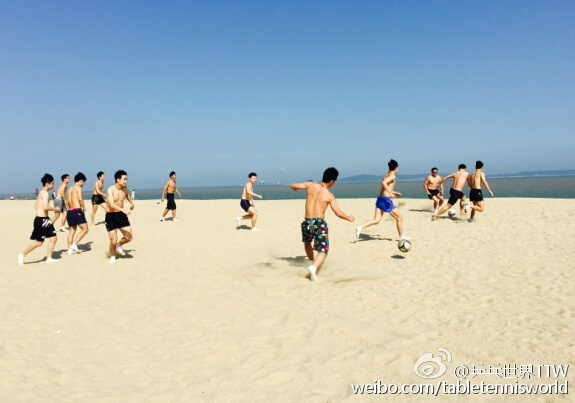 国乒裸男踢沙滩足球 张继科领衔BBC组合4-3_