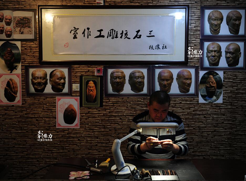 山东艺术家 痴迷核雕  自学成才雕迷你十八罗汉