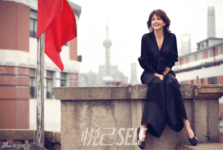 <em>苏菲玛索</em>深V性感 徜徉大上海俏皮<em>少女</em>_新华网