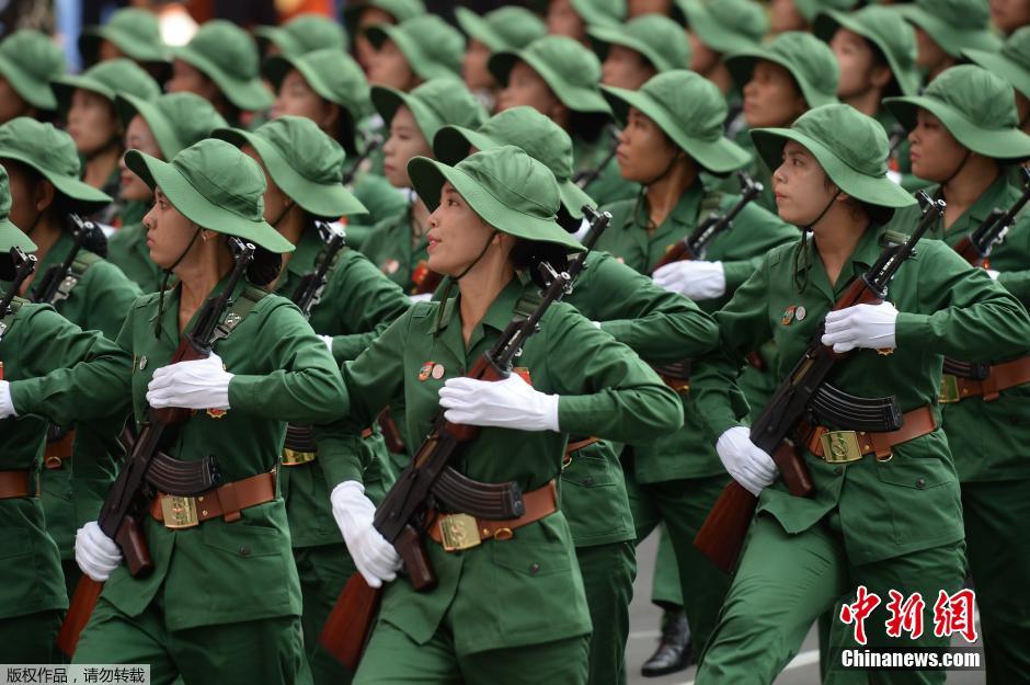 越南举行纪念越战结束40周年阅兵式 女兵方阵抢眼