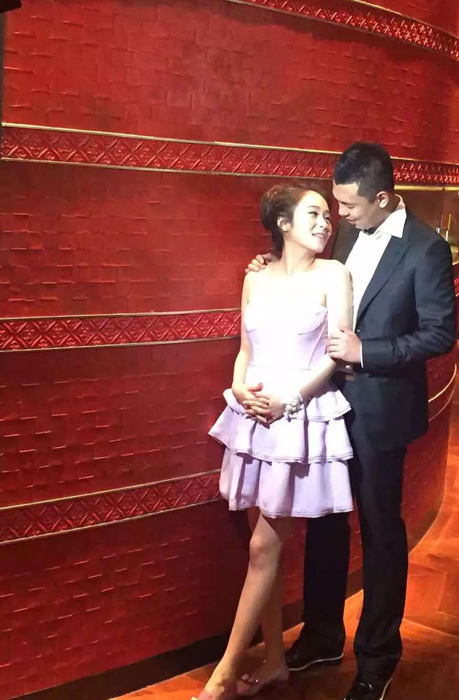 前申花球员3次走进婚姻殿堂 新婚妻子孕相明显