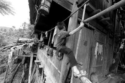 贫穷山村孩子吃东西 134267049_14325167651681n.jpg