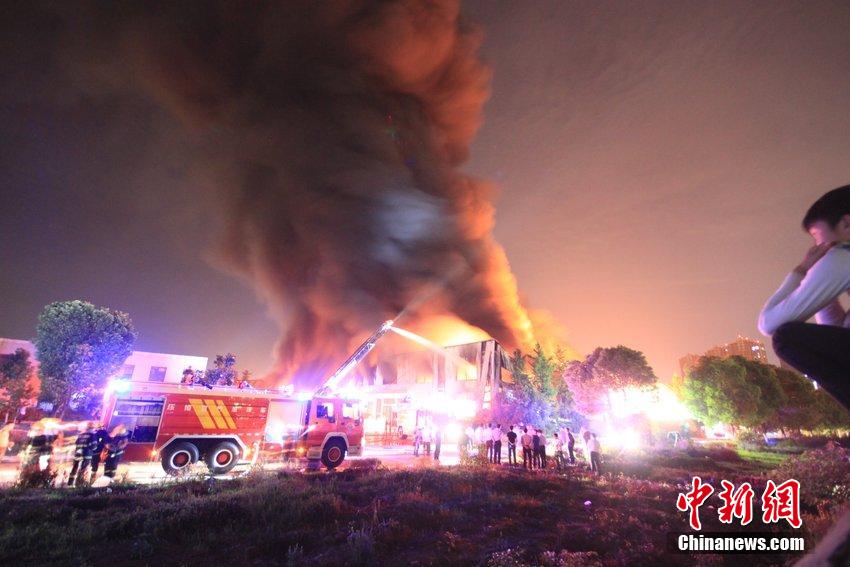 丹阳 企业发生火灾火光冲天十公里