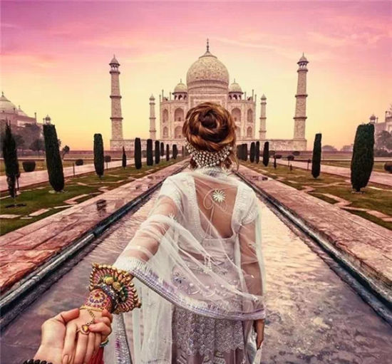 那对著名的"牵著女友环游世界"的情侣最近也是去了印度拍婚纱写真,同