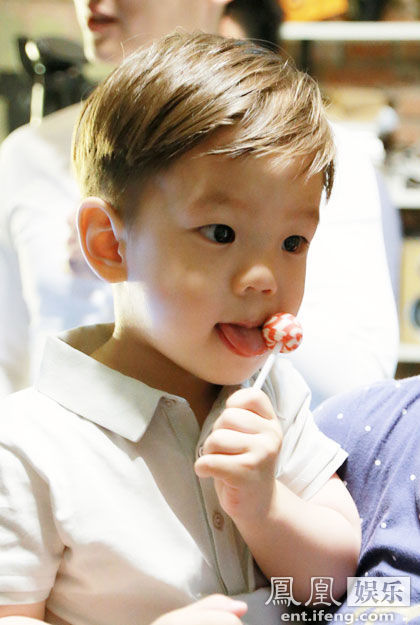 霍思燕爱子嗯哼专心舔棒棒糖萌化人心