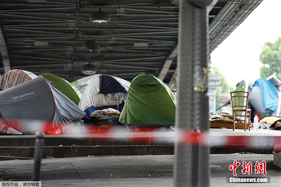 众多难民巴黎街头搭帐篷 遭警方驱逐