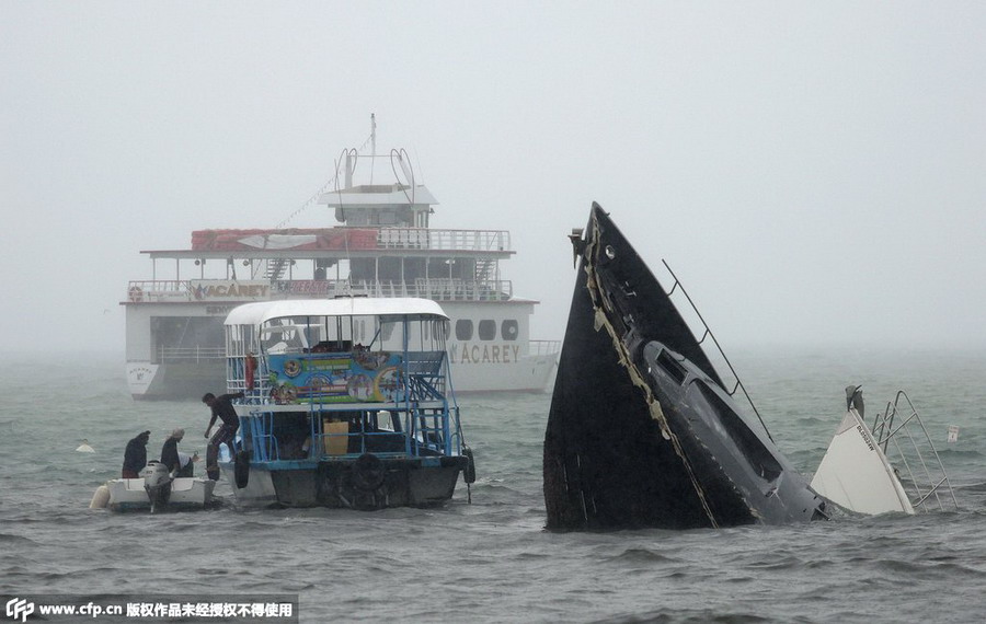 墨西哥遭飓风卡洛斯袭击 造成游艇倾覆
